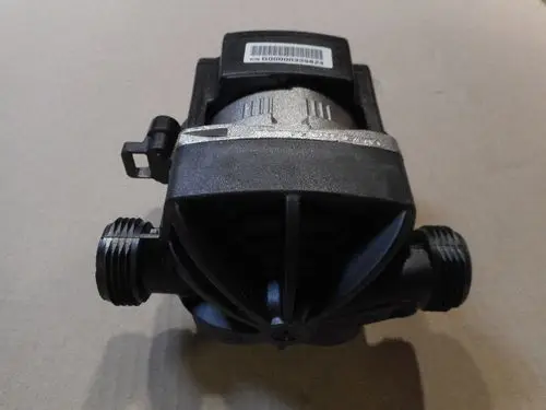 Remeha Pumpe mit zwei Anschlussstellungen, ausgelegt für die Verwendung in Solaranlagen. Das Gerät zeigt eine strukturierte Oberfläche und eine zentrale Bauform.